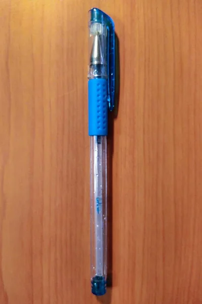 木製の背景に青のペン — ストック写真