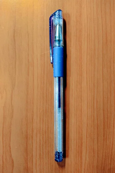 Синий Цвет Ручки Деревянном Фоне — стоковое фото