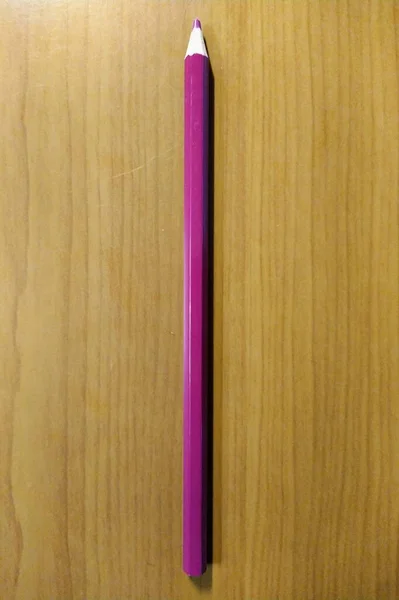 木製の背景に紫の学校の鉛筆 — ストック写真