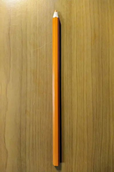 Oranžová Školní Tužka Dřevěném Pozadí — Stock fotografie