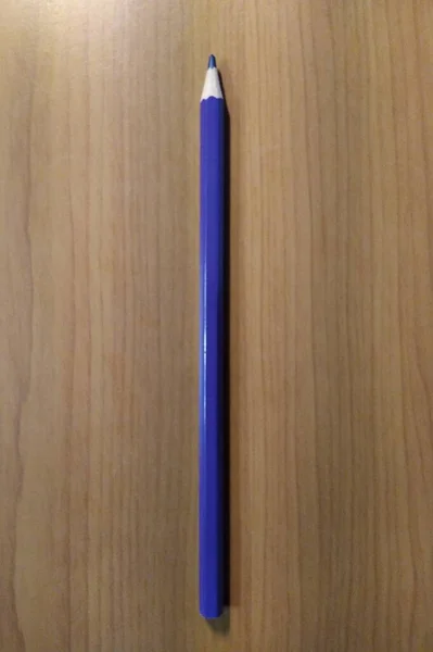 木製の背景に青い学校の鉛筆 — ストック写真