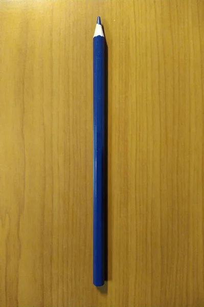Μπλε Σχολικό Μολύβι Ξύλινο Φόντο — Φωτογραφία Αρχείου