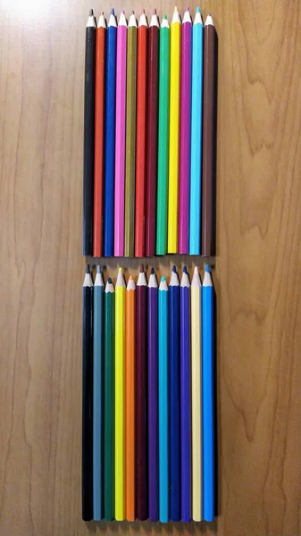 Conjunto Lápis Escola Coloridos Fundo Madeira — Fotografia de Stock