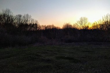 Bahar mevsiminde kırsal alanda gün batımında boş park