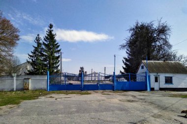 Güneşli bahar günlerinde kırsal kesimde tarım fabrikası