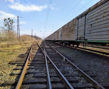 Güneşli bahar gününde kırsal kesimde demiryolu.