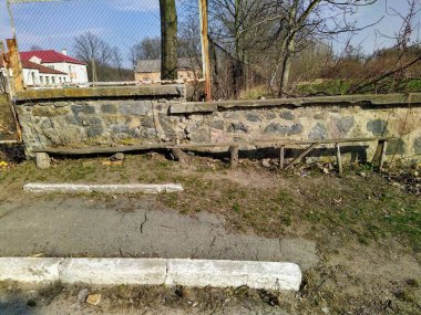 Güneşli bahar gününde köyde ahşap bank