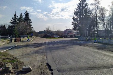 Bahar mevsiminde güneşli gündüzlerde modern köy