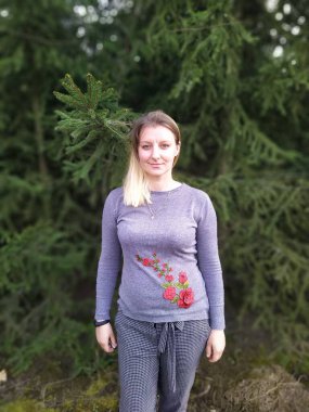 Avrupalı kadınların seçici odak noktası bahar ormanlarındaki köknar ağaçlarının yanında duruyor