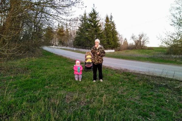 Mutter Und Tochter Mit Kinderwagen Park Bei Sonnenuntergang Ländlichen Raum — Stockfoto