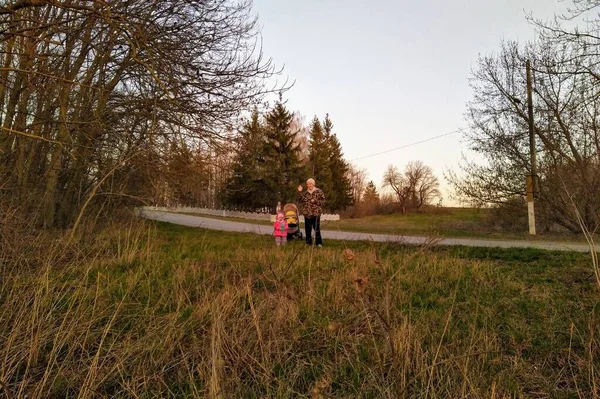 Mutter Und Tochter Mit Kinderwagen Park Bei Sonnenuntergang Ländlichen Raum — Stockfoto