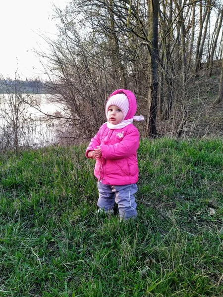 Niña Jugando Parque Atardecer Campo Rural Temporada Primavera —  Fotos de Stock