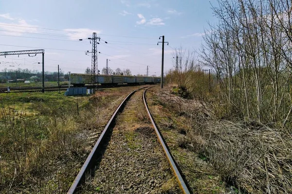 春日阳光明媚的农村铁路 — 图库照片