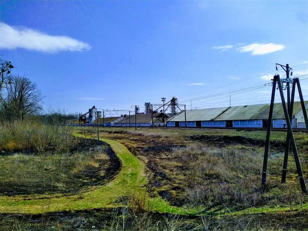 Landbouwfabriek Spoorweg Het Platteland Het Zonnige Voorjaar — Stockfoto