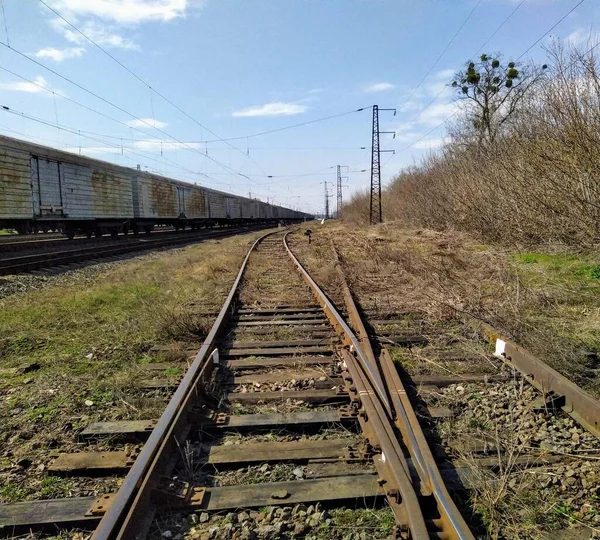 日当たりの良い春の日の田舎の鉄道 — ストック写真