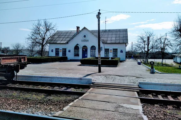 Estación Ferrocarril Pueblo Soleado Día Primavera — Foto de Stock