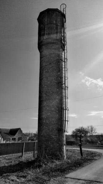 春日阳光明媚的村子里的水塔 — 图库照片