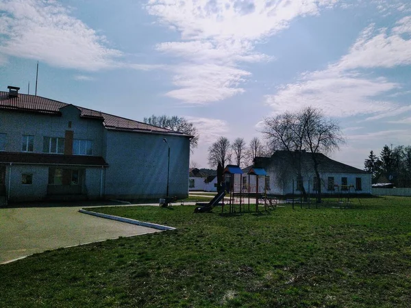 Escola Aldeia Com Parque Infantil Durante Dia Ensolarado Estação Primavera — Fotografia de Stock