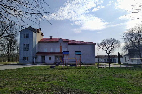 Escola Aldeia Com Parque Infantil Durante Dia Ensolarado Estação Primavera — Fotografia de Stock