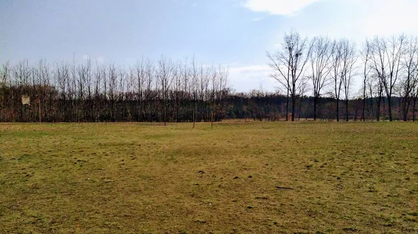 Schoolvoetbalveld Het Dorp Zonnige Lentedag — Stockfoto