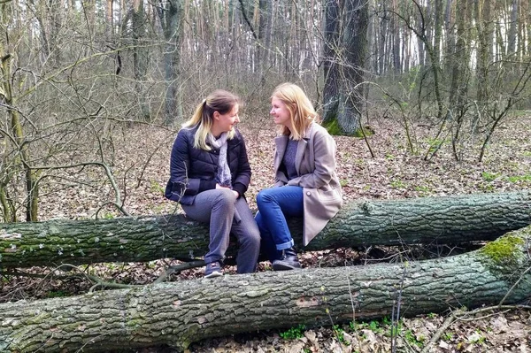 Europäische Frauen Sitzen Auf Baumstämmen Und Unterhalten Sich Frühlingswald — Stockfoto