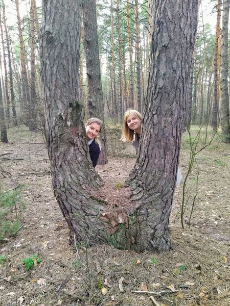 Europäische Frauen Stehen Hinter Baum Frühlingswald — Stockfoto
