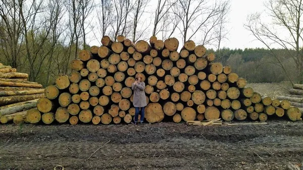 春の日に田舎の木の木材の前にヨーロッパの女性 — ストック写真