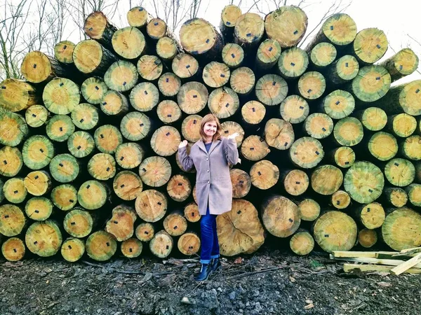 Europäerin Vor Baumpflanzungen Ländlichen Raum Frühlingstag — Stockfoto
