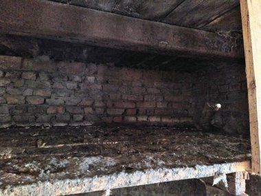 Çiftliğin içinde tavuk kümesi