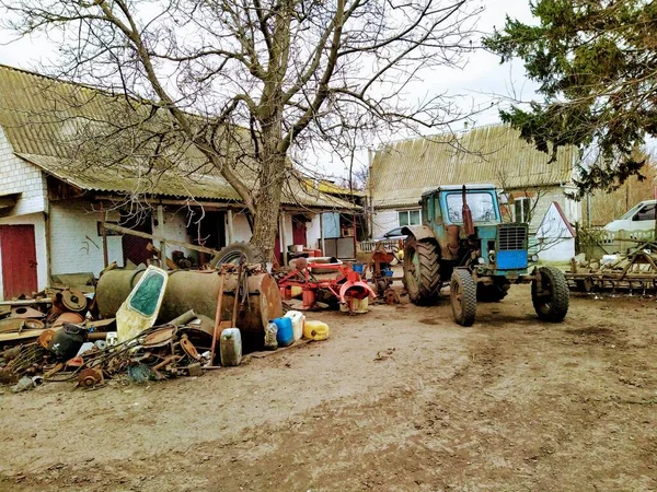 Farmářský Dvůr Traktorem Venkově Jarní Sezóně — Stock fotografie