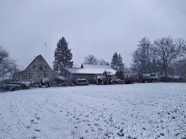 冬季农村农田雪地附近的农业机械 — 图库照片