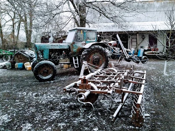 Трактор Фермерском Дворе Сельской Местности Зимний Сезон — стоковое фото