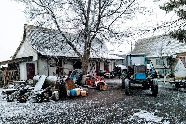 Ciągnik Podwórku Rolniczym Wsi Sezonie Zimowym — Zdjęcie stockowe