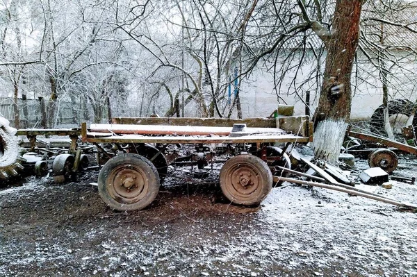 Stary Wózek Podwórku Wsi Sezonie Zimowym — Zdjęcie stockowe