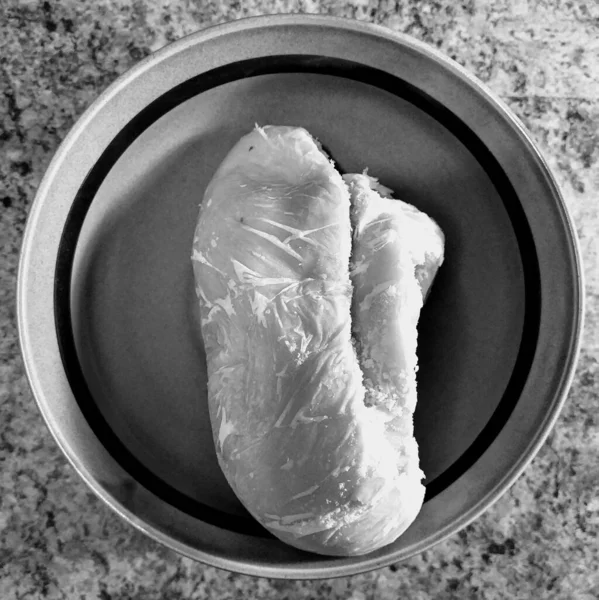 Czarno Białe Zdjęcie Górnego Widoku Filetu Kurczaka Misce Stole Kuchennym — Zdjęcie stockowe