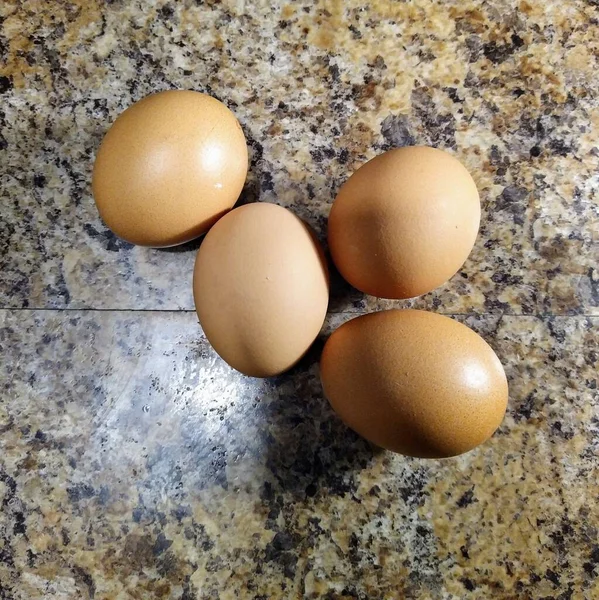 Κάτοψη Των Αυγών Κοτόπουλου Στο Τραπέζι Της Κουζίνας — Φωτογραφία Αρχείου