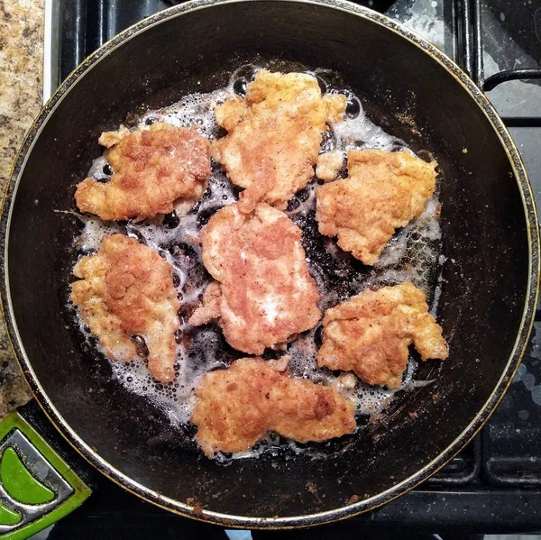 Bovenaanzicht Van Kipnuggets Bakken Pan Fornuis Thuis Keuken — Stockfoto