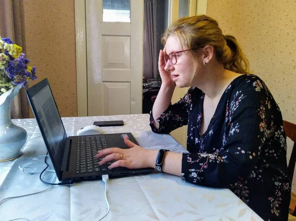 Sorpresa Giovane Donna Europea Sedersi Tavola Lavorare Sul Computer Portatile — Foto Stock