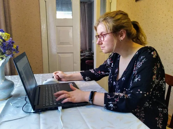 Έκπληκτη Ευρωπαϊκή Νεαρή Γυναίκα Κάθεται Στο Τραπέζι Και Εργαστούν Φορητό — Φωτογραφία Αρχείου