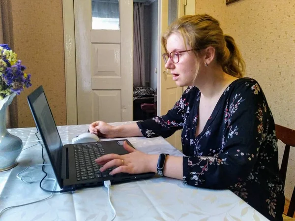 Σοκαρισμένη Ευρωπαϊκή Νεαρή Γυναίκα Κάθεται Στο Τραπέζι Και Εργάζεται Φορητό — Φωτογραφία Αρχείου
