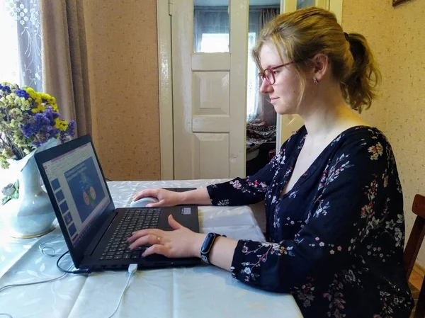 Συγκεντρωμένη Ευρωπαϊκή Νεαρή Γυναίκα Κάθεται Στο Τραπέζι Και Εργάζεται Φορητό — Φωτογραφία Αρχείου