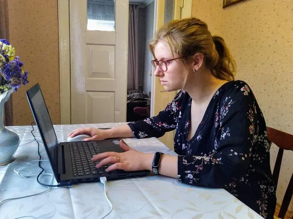 Εστιασμένη Ευρωπαϊκή Νεαρή Γυναίκα Κάθεται Στο Τραπέζι Και Εργάζεται Φορητό — Φωτογραφία Αρχείου