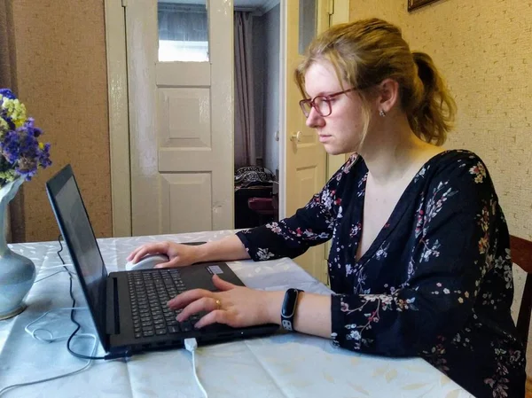 Σοβαρή Ευρωπαϊκή Νεαρή Γυναίκα Κάθεται Στο Τραπέζι Και Εργάζεται Φορητό — Φωτογραφία Αρχείου