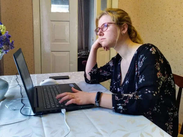 Pensiv Europeisk Ung Kvinna Sitter Vid Bordet Och Arbetar Bärbar — Stockfoto