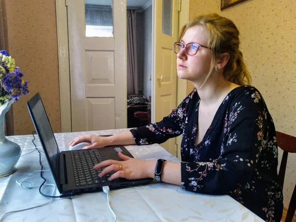 Mujer Joven Europea Reflexiva Sentarse Mesa Trabajar Ordenador Portátil Casa — Foto de Stock