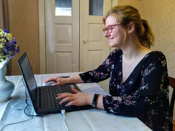 Χαμογελώντας Ευρωπαϊκή Νεαρή Γυναίκα Κάθεται Στο Τραπέζι Και Εργαστούν Φορητό — Φωτογραφία Αρχείου