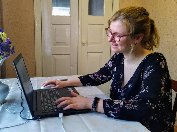 Sonriente Joven Europea Sentarse Mesa Trabajar Ordenador Portátil Casa — Foto de Stock