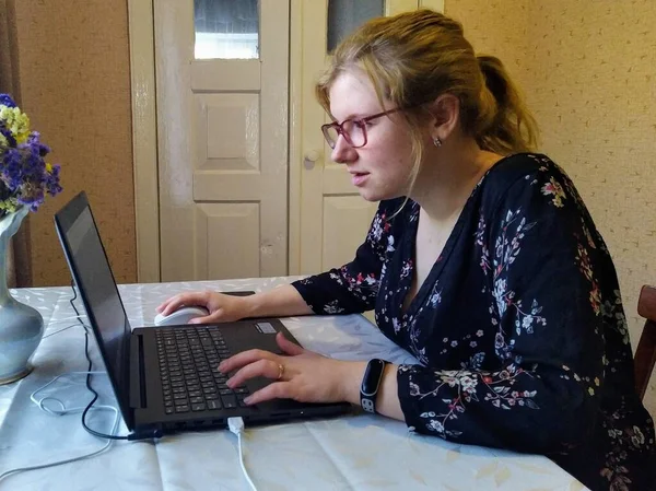 Συγκεντρωμένη Ευρωπαϊκή Νεαρή Γυναίκα Κάθεται Στο Τραπέζι Και Εργάζεται Φορητό — Φωτογραφία Αρχείου
