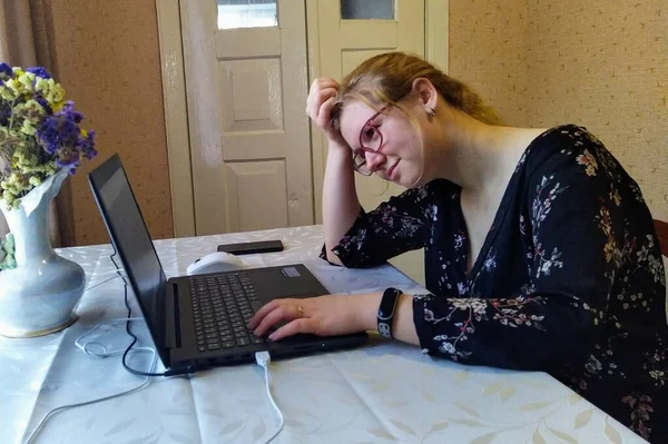 Zdenerwowana Młoda Europejka Siedzi Przy Stole Pracuje Laptopie Domu — Zdjęcie stockowe