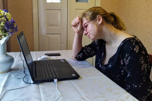 Sconvolta Giovane Donna Europea Sedersi Tavola Lavorare Sul Computer Portatile — Foto Stock